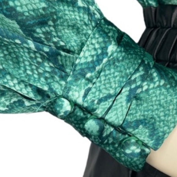 Gwendolyn Snake Mock Neck Blouse green size small - Picture 9 of 14